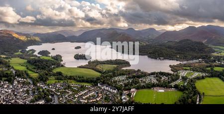 Luftpanorama der Lake District Stadt Keswick und Derwent Water mit Catbells und dem Newlands Valley im Hintergrund Stockfoto