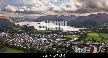 Luftpanorama der Lake District Stadt Keswick und Derwent Water mit Catbells und dem Newlands Valley im Hintergrund Stockfoto