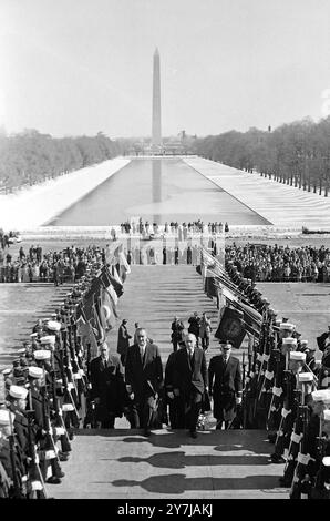 14. FEBRUAR 1964 US-PRÄSIDENT LYNDON B JOHNSON, MIT DEM BRITISCHEN PREMIERMINISTER LORD ALEC DOUGLAS, SITZ IM LINCOLN MEMORIAL IN WASHINGTON DC, USA. Stockfoto