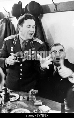 DER SOWJETISCHE ASTRONAUT PAWEL POPOWITSCH IN WIEN, ÖSTERREICH; 13. FEBRUAR 1964 Stockfoto