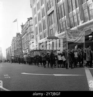 Die heutige allgemeine Ansicht von mehr als tausend jungen Sozialisten , die in der Londoner Oxford Street einen marsch veranstalteten , der gegen Jugendarbeitslosigkeit , Sackgassen und den Mangel an Ausbildungseinrichtungen protestierte . Die Demonstranten , die im West End Verkehrsstaus verursachten , gingen zum Unterhaus , wo sie Lobbyarbeit bei ihren Parlamentsmitgliedern einsetzten . Zu den Marschierenden gehörten 450 aus Yorkshire , 350 aus Schottland , 250 aus Lancashire und 100 aus dem Nordosten , London , England . 11. FEBRUAR 1964 Stockfoto