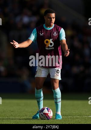 Burnley's CJ Egan-Riley in Aktion während des Sky Bet Championship Matches im Kassam Stadium, Oxford. Bilddatum: Samstag, 28. September 2024. Stockfoto