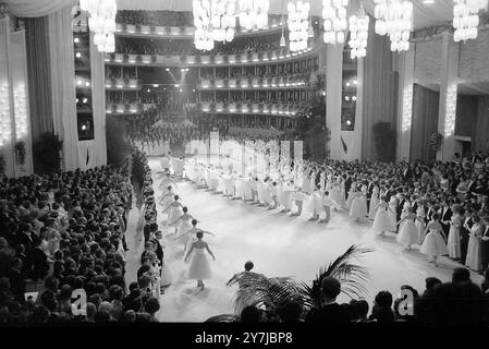 OPERNBALL IM BALLETT DER WIENER STAATSOPER, ÖSTERREICH; 10. FEBRUAR 1964 Stockfoto