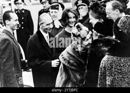 PRINZ HUGO CARLOS DE BOURBON PARMA MIT DER VERLOBTEN PRINZESSIN IRENE VON DEN NIEDERLANDEN IN AMSTERDAM, HOLLAND MIT DEN NIEDERLÄNDISCHEN UND SPANISCHEN KÖNIGEN; 10. FEBRUAR 1964 Stockfoto