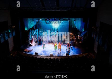 HAVSANDAR, Åland, 2024: Alle Charaktere stehen auf der Bühne für das große Finale. Eine schwedische Musiktheaterproduktion von Havsandar in Alandica in Mariehamn, Åland, Finnland am 28. September 2024. Foto: Rob Watkins. INFO: Havsandar ist eine musikalische Theaterproduktion über die Ostsee, die Folklore, Mythologie und eindringlich atmosphärische Musik verbindet, um eine zutiefst emotionale Geschichte zu erzählen. Mit eindrucksvollen Darbietungen erforscht es Themen wie Liebe, Verlust und Natur und schafft ein fesselndes, immersives Erlebnis, das in der nordischen Kultur verwurzelt ist. Stockfoto