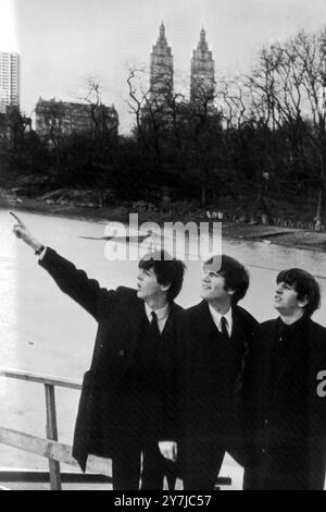 DIE BEATLES-POPGRUPPE PAUL MCCARTNEY, RINGO STARR UND JOHN LENNON IN NEW YORK / ; 8. FEBRUAR 1964 Stockfoto