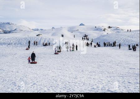 Die Menschen entspannen in der Natur und fahren in den Winterferien bergab mit Tubing. Shymkent, Kasachstan - 27. Januar 2024 Stockfoto