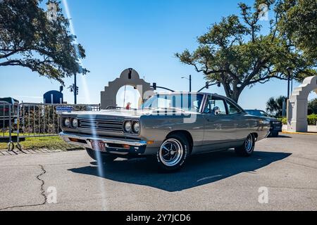 Gulfport, MS - 2. Oktober 2023: Hochperspektivische Vorderansicht eines 2-türigen Hardtops von Plymouth Road Runner aus dem Jahr 1969 auf einer lokalen Autoshow. Stockfoto