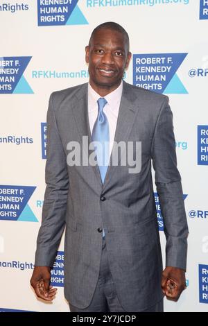 **DATEIFOTO** Dikembe Mutombo ist gestorben. NEW YORK, NY - 16. DEZEMBER: Dikembe Mutombo beim Robert F. Kennedy Ripple of Hope Award im NY Hilton in New York City am 16. Dezember 2014. Quelle: Diego Corredor/MediaPunch Stockfoto