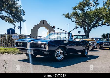 Gulfport, MS - 2. Oktober 2023: Tiefperspektivansicht eines Pontiac Lemans Cabriolets aus dem Jahr 1969 auf einer lokalen Autoshow. Stockfoto