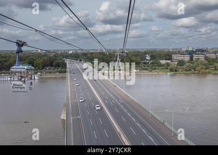 Blick auf Rhein und Zoobrücke von der Kölner Seilbahn *** Blick auf die Rhein- und Zoobrücke von der Kölner Seilbahn Nordrhein-Westfalen Deutschland, Deutschland GMS17789 Stockfoto