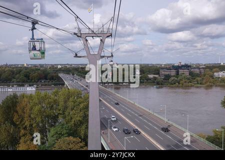 Blick auf Rhein und Zoobrücke von der Kölner Seilbahn *** Blick auf die Rhein- und Zoobrücke von der Kölner Seilbahn Nordrhein-Westfalen Deutschland, Deutschland GMS17788 Stockfoto