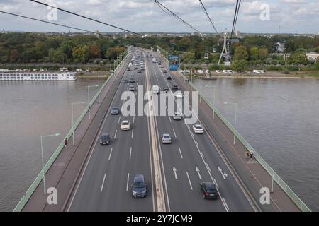 Blick auf Rhein und Zoobrücke von der Kölner Seilbahn *** Blick auf die Rhein- und Zoobrücke von der Kölner Seilbahn Nordrhein-Westfalen Deutschland, Deutschland GMS17791 Stockfoto