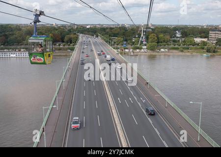 Blick auf Rhein und Zoobrücke von der Kölner Seilbahn *** Blick auf die Rhein- und Zoobrücke von der Kölner Seilbahn Nordrhein-Westfalen Deutschland, Deutschland GMS17790 Stockfoto