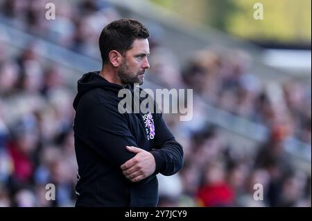 Oxford United Manger des Buckingham auf der Touchline während des Sky Bet Championship Matches im Kassam Stadium, Oxford. Bilddatum: Samstag, 28. September 2024. Stockfoto