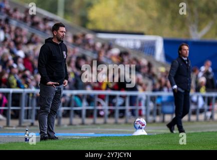 Oxford United Manger des Buckingham (links) auf der Touchline während des Sky Bet Championship Matches im Kassam Stadium, Oxford. Bilddatum: Samstag, 28. September 2024. Stockfoto