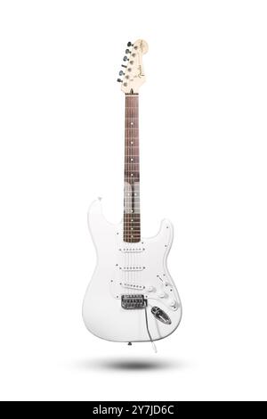 Izmir, Türkei - 20. Juni 2024: Vorderansicht einer elektrischen Fender Stratocaster-Gitarre, fotografiert auf weißem Hintergrund, mit ihrem ikonischen Design, woo Stockfoto