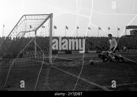 LEICESTER CITY TORHÜTER GORDON BANKS IM KAMPF GEGEN DEN FULHAM FOOTBALL CLUB - UND JOHNNY KEY / ; 1. FEBRUAR 1964 Stockfoto