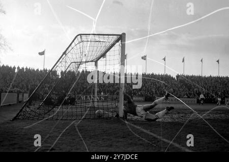 LEICESTER CITY TORHÜTER GORDON BANKS IM KAMPF GEGEN DEN FULHAM FOOTBALL CLUB; 1. FEBRUAR 1964 Stockfoto