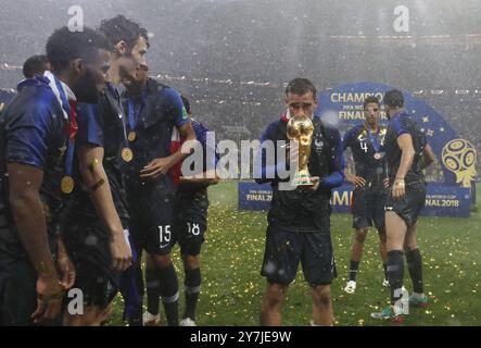 Peking, China. Juli 2018. Dieses Foto, das am 15. Juli 2018 aufgenommen wurde, zeigt Antoine Griezmann (3. R) aus Frankreich bei der Preisverleihung nach dem Endspiel der FIFA Fussball-Weltmeisterschaft 2018 zwischen Frankreich und Kroatien in Moskau, Russland. Atletico Madrid Stürmer Antoine Griezmann gab am Montag bekannt, dass er mit Frankreich aus dem internationalen Fußball ausscheiden werde. Quelle: Cao Can/Xinhua/Alamy Live News Stockfoto