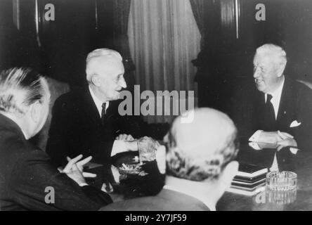 PRÄSIDENT ARTURO U ILLIA MIT STANLEY ROUS IN BUENOS AIRES, ARGENTINIEN / , 27. JANUAR 1964 Stockfoto