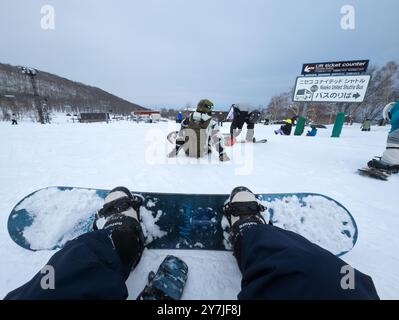 Ein Snowboard auf der Spitze einer Piste im Hanazono Skigebiet, Niseko, Hokkaido Stockfoto