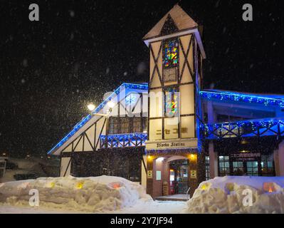 Nächtlicher Blick auf den Bahnhof Niseko bei starkem Winterschnee Stockfoto