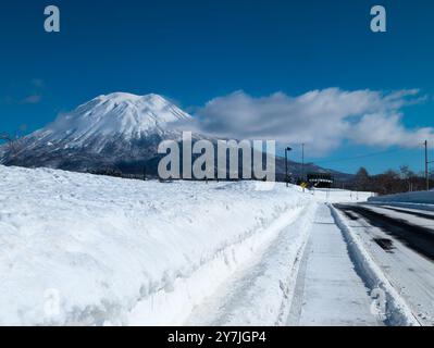 Mount Yotei und verschneite Straßen von Niseko, Hokkaido, Japan Stockfoto