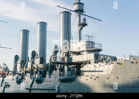 Sankt Petersburg, Russland - 16. Juni 2024: Bord des geschützten Kreuzers Aurora, heute als Museumsschiff erhalten Stockfoto