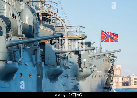 Sankt Petersburg, Russland - 16. Juni 2024: Bord des geschützten Kreuzers Aurora, heute als Museumsschiff erhalten Stockfoto