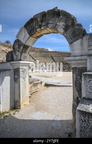 Die Parodos oder der Eingangsweg zum Theater aus dem 4. Jahrhundert v. Chr. in der antiken Stadt Philippi in der Nähe von Kavala in Ostmakedonien, Norther Stockfoto