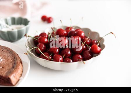 Leckerer Kirschkuchen dekoriert mit frischen Beeren auf weißem Tisch. Sommer-Food-Konzept. Weichzeichner Stockfoto