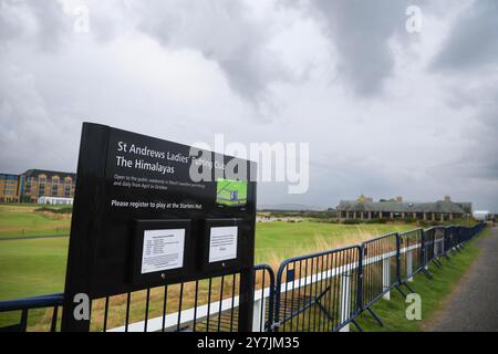 St Andrews, Fife, Schottland, Großbritannien. 30. September 2024; Old Course in St Andrews, St Andrews, Fife, Schottland; Alfred Dunhill Links Golf Championship, First Practice Day; The Himalaya Putting Green and New Course Clubhouse vor der Dunhill Links Championship Credit: Action Plus Sports Images/Alamy Live News Stockfoto