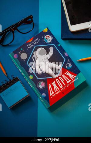 Das Buch von Stephen Hawking und Lucy Hawking George's Secret Key to the Universe auf Ukrainisch. Verlag Stariy Lev. Ukraine, Kiew - 25. August 2020. Stockfoto