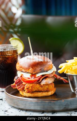 Großer Speck-Eierburger mit Pommes und Getränk. Stockfoto