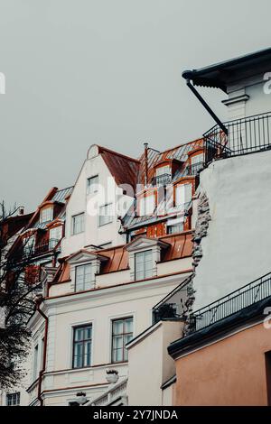 Rostige alte Gebäude in der Altstadt von Tallinn, Estland an bewölktem Tag Stockfoto