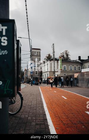 Gebäude und Bushaltestelle auf der Straße am bewölkten Herbsttag in Tallinn, Estland Stockfoto