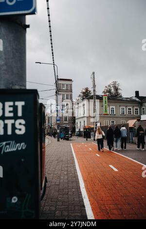 Bushaltestelle und Gebäude auf der Straße am bewölkten Herbsttag in Tallinn, Estland Stockfoto