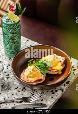 Pochierte Eier und Toast mit Schinken und Salat darauf. Stockfoto