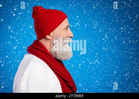 Profil Porträt von zufrieden freundlich gealterten Mann suchen leeren Raum Lächeln isoliert auf blauem Hintergrund Stockfoto