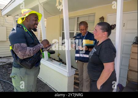 Bradenton, Usa. September 2024. Ein Mitglied des FEMA Disaster Survivor Assistance Teams spricht nach dem Hurrikan Helene am 29. September 2024 in St Bradenton, Florida. Quelle: Liz Roll/FEMA/Alamy Live News Stockfoto