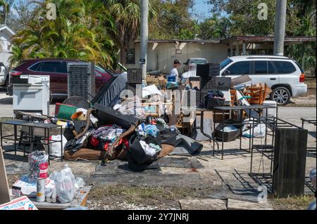 Bradenton, Usa. September 2024. Beschädigte und zerstörte Haushaltswaren werden hoch gestapelt, um sie abholen zu können, während die Bewohner nach dem Hurrikan Helene am 29. September 2024 in St Bradenton, Florida, aufräumen. Quelle: Liz Roll/FEMA/Alamy Live News Stockfoto