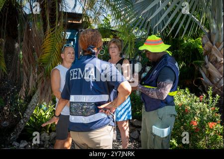 Bradenton, Usa. September 2024. Ein Mitglied des FEMA Disaster Survivor Assistance Teams spricht nach dem Hurrikan Helene am 29. September 2024 in St Bradenton, Florida. Quelle: Liz Roll/FEMA/Alamy Live News Stockfoto