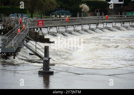 Marlow, Großbritannien. Januar 2024. Wasser fließt durch das Wer bei Marlow Lock an der Themse in Marlow, Buckinghamshire. Für die Themse von Hurley nach Cookham ist ein Hochwasseralarm vorgesehen, der auch Marlow umfasst. Glücklicherweise wird dieses Mal nicht mit einer Überschwemmung des Grundstücks gerechnet. Quelle: Maureen McLean/Alamy Live News Stockfoto