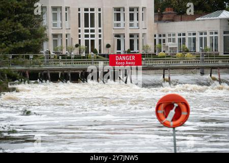 Marlow, Großbritannien. Januar 2024. Wasser fließt durch das Wer bei Marlow Lock an der Themse in Marlow, Buckinghamshire. Für die Themse von Hurley nach Cookham ist ein Hochwasseralarm vorgesehen, der auch Marlow umfasst. Glücklicherweise wird dieses Mal nicht mit einer Überschwemmung des Grundstücks gerechnet. Quelle: Maureen McLean/Alamy Live News Stockfoto