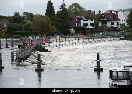 Marlow, Großbritannien. Januar 2024. Wasser fließt durch das Wer bei Marlow Lock an der Themse in Marlow, Buckinghamshire. Für die Themse von Hurley nach Cookham ist ein Hochwasseralarm vorgesehen, der auch Marlow umfasst. Glücklicherweise wird dieses Mal nicht mit einer Überschwemmung des Grundstücks gerechnet. Quelle: Maureen McLean/Alamy Live News Stockfoto