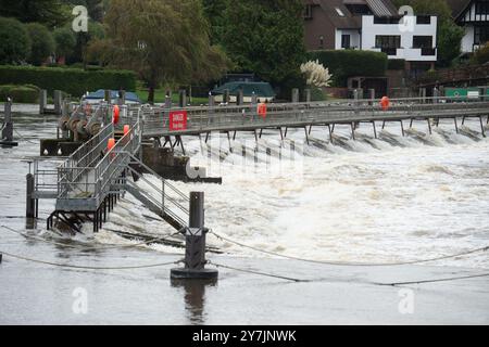 Marlow, Großbritannien. Januar 2024. Wasser fließt durch das Wer bei Marlow Lock an der Themse in Marlow, Buckinghamshire. Für die Themse von Hurley nach Cookham ist ein Hochwasseralarm vorgesehen, der auch Marlow umfasst. Glücklicherweise wird dieses Mal nicht mit einer Überschwemmung des Grundstücks gerechnet. Quelle: Maureen McLean/Alamy Live News Stockfoto