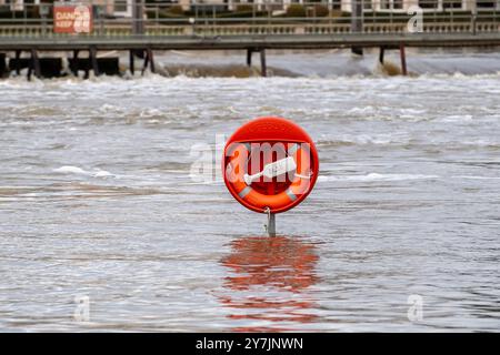 Marlow, Großbritannien. Januar 2024. Wasser fließt durch das Wer bei Marlow Lock an der Themse in Marlow, Buckinghamshire. Für die Themse von Hurley nach Cookham ist ein Hochwasseralarm vorgesehen, der auch Marlow umfasst. Glücklicherweise wird dieses Mal nicht mit einer Überschwemmung des Grundstücks gerechnet. Quelle: Maureen McLean/Alamy Live News Stockfoto