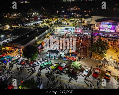 Yucaipa California während des Herbstfestes mit einer Oldtimer-Show und Präsentation von einer UAV-Arial-Drohne bei Nacht Stockfoto