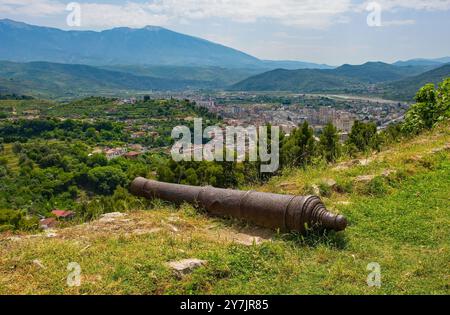 Landschaft rund um die südalbanische Stadt Berat im Juni. Aus dem vordergründigen Kanonenfassade von Berat Castle, das den Bezirk Lagja 30 Vjetori zeigt Stockfoto